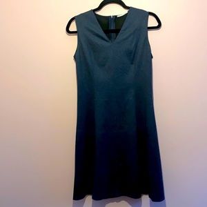 T. Tahari Sleeveless Vneck Midi Sheath Dress Navy blue with denim pattern Size 4
